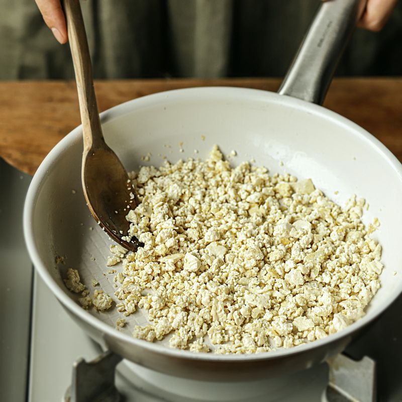 달군 팬에 올리브유를 두른 후 두부를 넣고 2분 정도 중약불에서 볶다가 달걀물을 붓고 주걱으로 저어가며 볶아주세요.