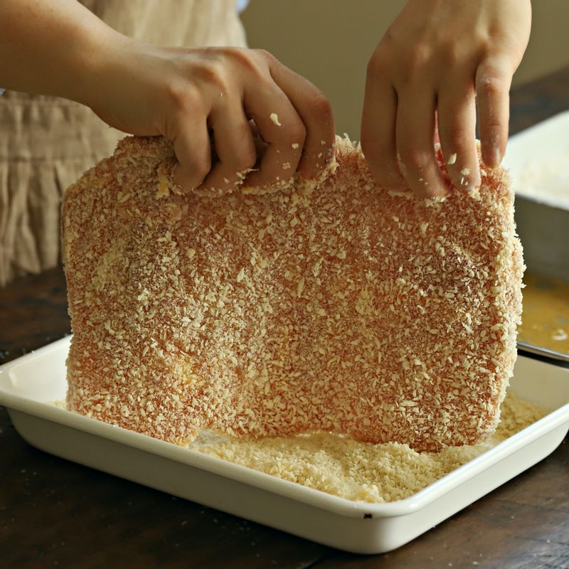 돈가스에 밀가루-달걀 물-빵가루를 순서대로 묻혀주세요.