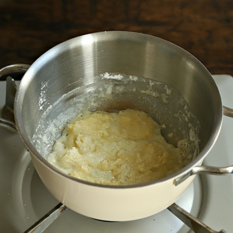 팬에 밀가루와 버터를 넣고 중약불에서 저어가며 끓여주세요. 농도가 끈적해지면 갈색이 날 때 까지 저어가며 끓여주세요.