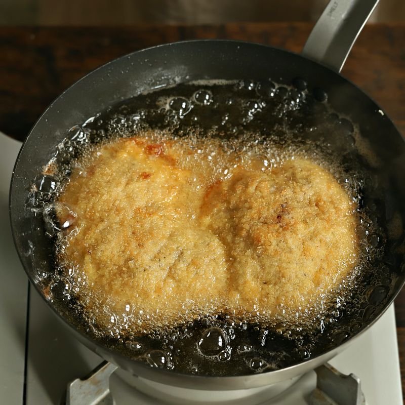 170도의 기름에 돈가스를 넣고 3~4분간 튀겨주세요.