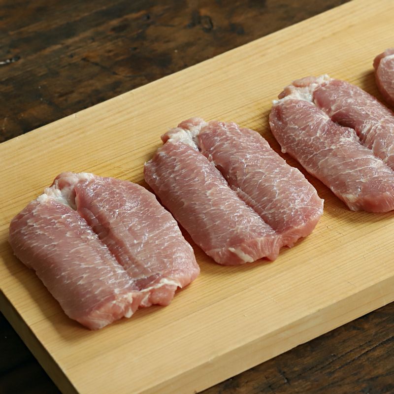 돼지고기는 넓게 포를 떠 납작하게 두드려주세요. 약간의 소금, 후추, 맛술을 뿌려 밑간해 주세요.
(tip. 랩을 씌워 두드리면 돼지고기가 찢어지는 것을 방지할 수 있어요)