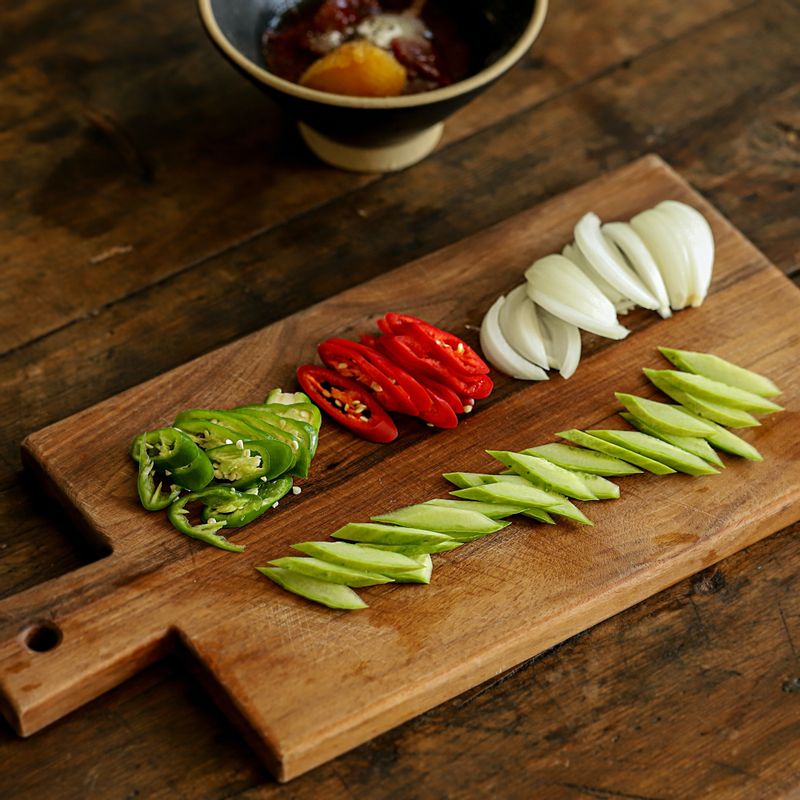 양파는 채를 썰고 오이와 미나리도 비슷한 크기로 잘라주세요. 청홍고추는 어슷하게 썰어주세요.