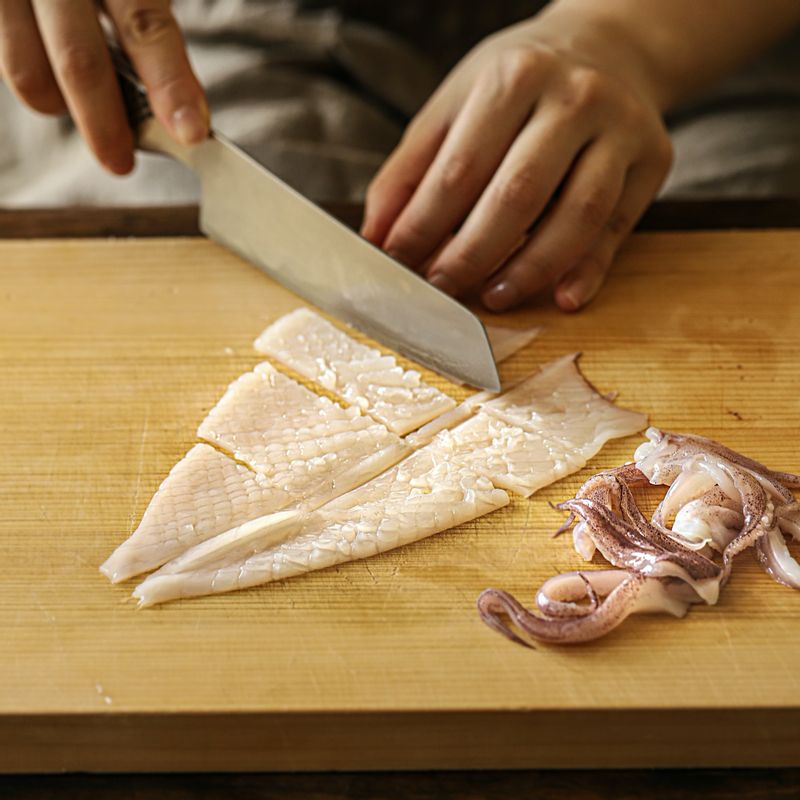 한치는 흐르는 물에 씻어주세요. 내장이 붙어있던 쪽에 칼집을 넣은 후 먹기 좋은 크기로 잘라주세요.