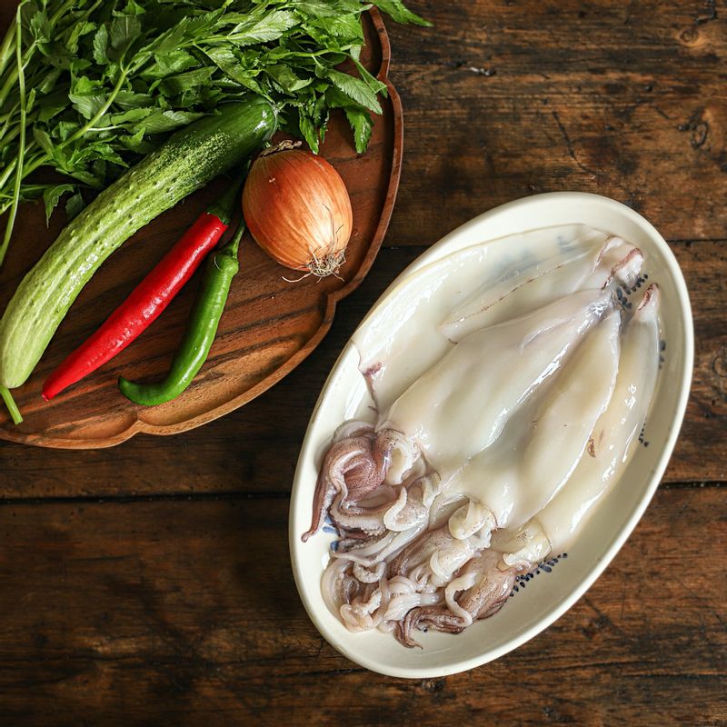 한치 초무침을 위한 재료 이미지로 손질된 한치,미나리,오이,양파,청고추 등으로 구성 되어있습니다.