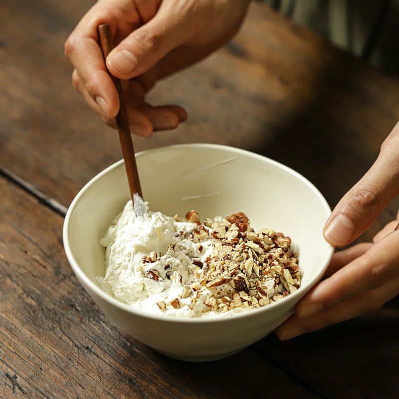 그릭요거트에 다진 견과류를 넣어 섞어주세요.