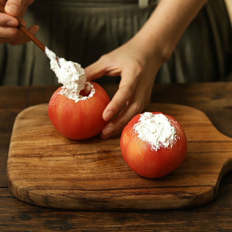 파낸 토마토 속에 그릭 요거트를 가득 채워주세요.