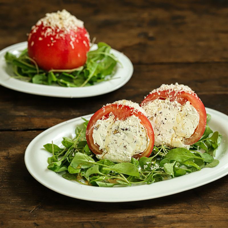 파마산 치즈가루, 메이플 시럽, 후춧가루를 뿌린 후 적당한 크기로 잘라 맛있게 즐겨주세요.