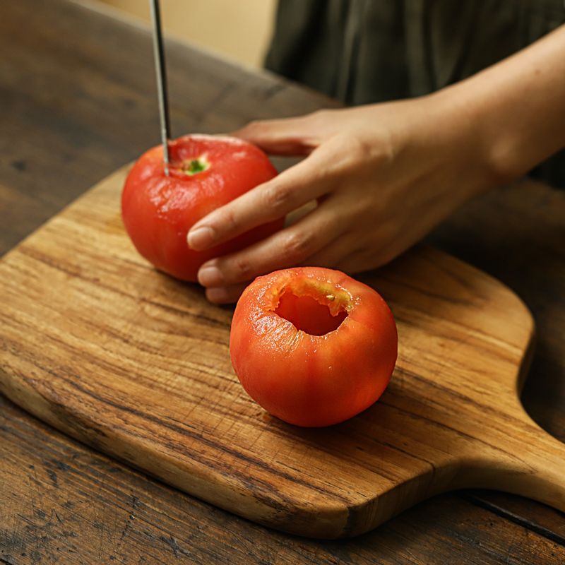 꼭지 부분을 얇게 자른 후 칼로 과육 부분을 동그랗게 도려내어 과육을 빼주세요.