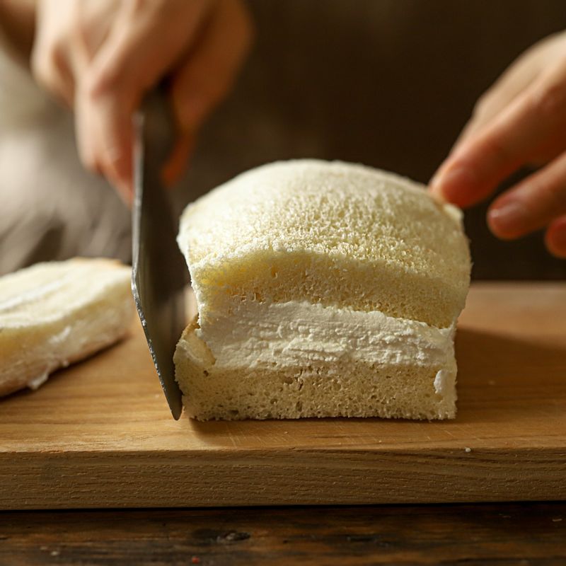 식빵 모서리를 잘라낸 후 2~4등분 해주세요.