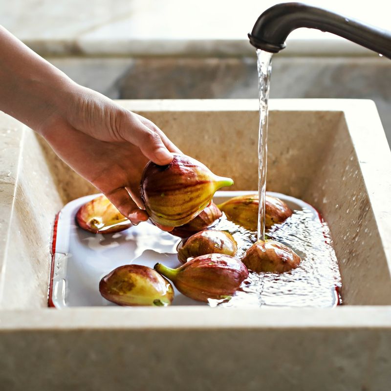 무화과는 깨끗이 씻어 물기를 제거해 주세요.