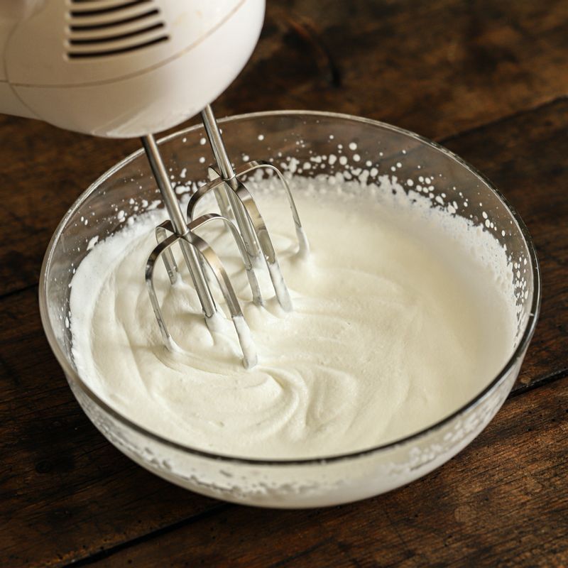 볼에 생크림과 설탕을 넣고 핸드믹서로 1분간 휘핑해 주세요.