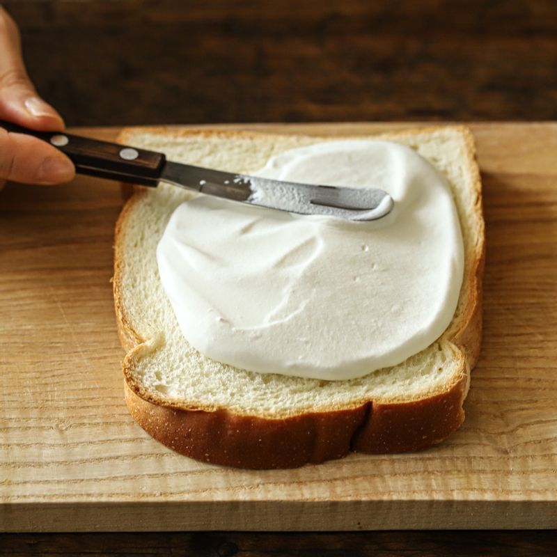 식빵에 휘핑한 생크림을 얹고 무화과를 올린 후 생크림을 한 번 더 얹은 후 식빵으로 덮어주세요.