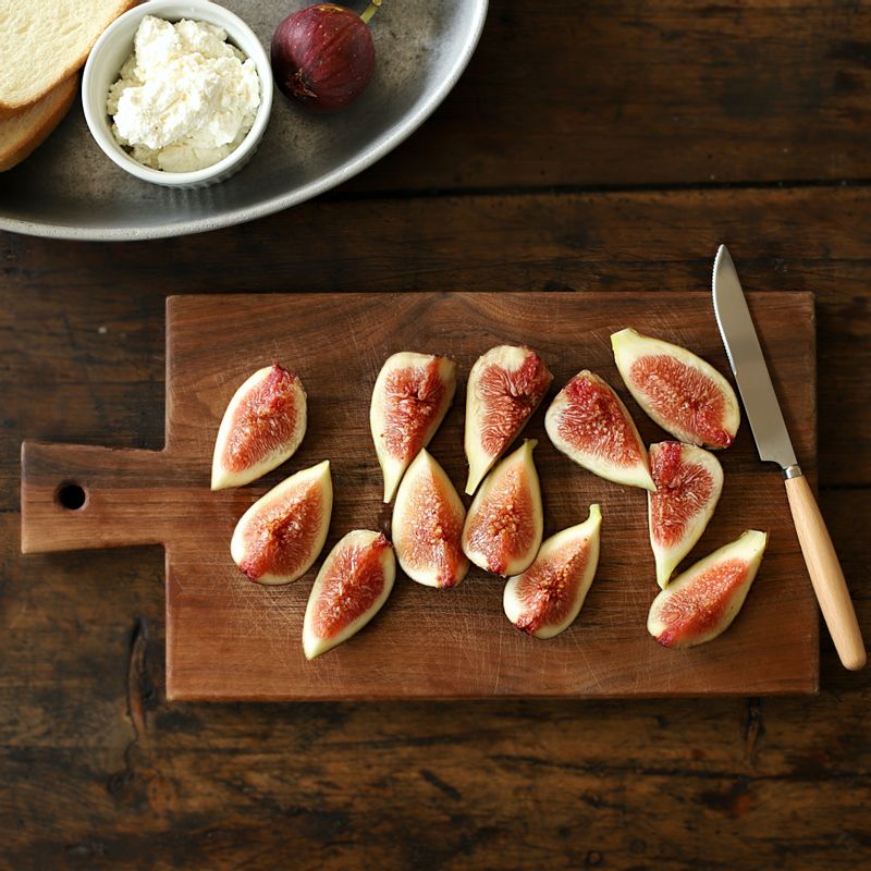 깨끗이 씻은 무화과는 먹기 좋게 썰어주세요.