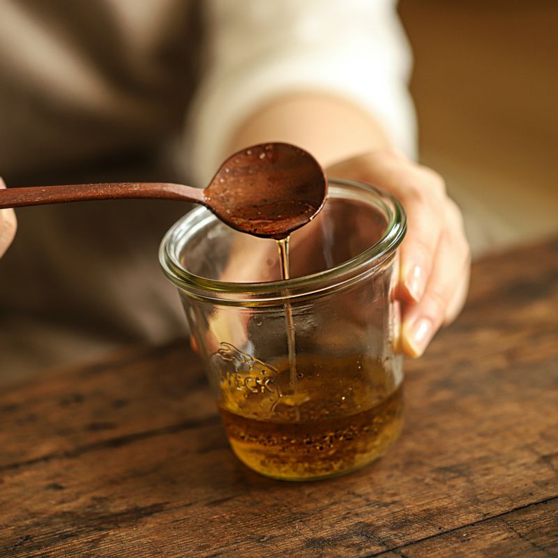 볼에 드레싱 재료를 넣어 섞어주세요.