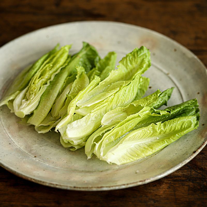 로메인은 깨끗이 씻어 찬물에 담갔다가 체에 밭쳐 물기를 제거해 주세요.