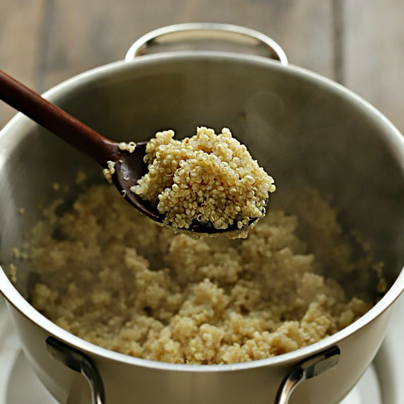 물에 헹군 퀴노아를 냄비에 담고 생수 1컵을 부어 중불에서 10~15분간 끓여주세요.