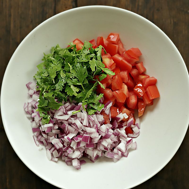 토마토는 씨를 빼고 깍둑 썰어주세요. 적양파는 다지고 고수는 잘게 썰어주세요.