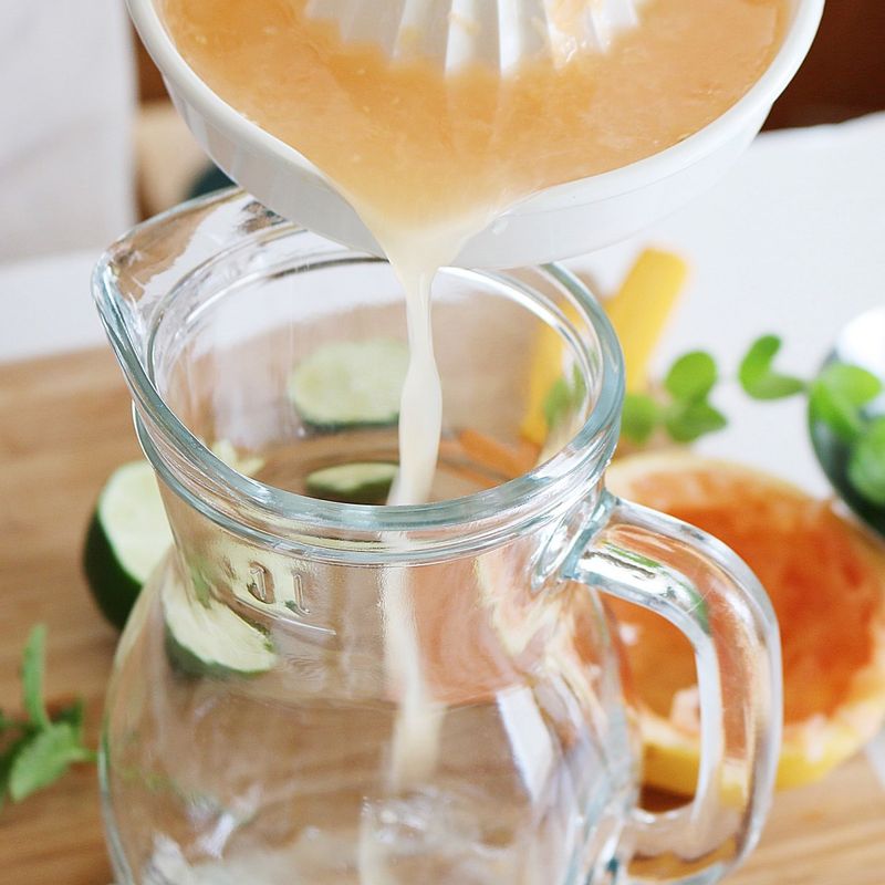 민트 잎과 자몽즙, 슬라이스한 자몽, 라임을 용기에 넣고 시원한 사이다를 부어주세요.
무가당 탄산수를 이용할 때는 시럽이나 설탕을 이용해서 당도를 조절하세요.