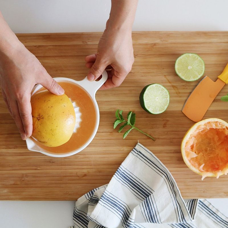자몽과 라임은 베이킹소다로 깨끗이 문질러 씻어주세요.
자몽은 반 개만 남기고 스퀴저로 즙을 짭니다.