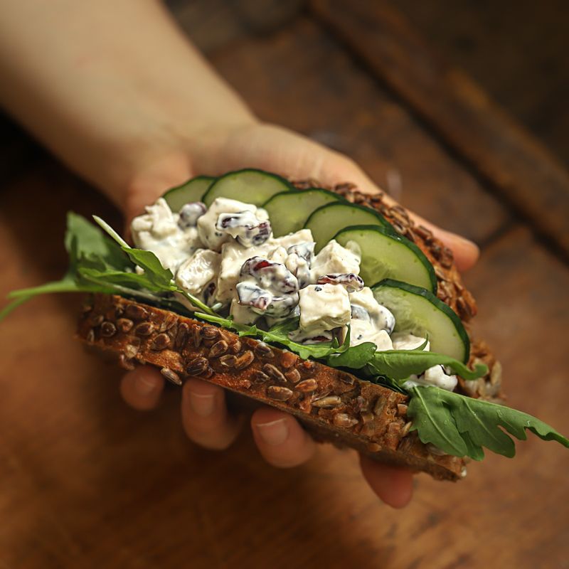 빵에 루꼴라를 넣고 버무린 닭가슴살과 오이를 넣어 완성해주세요.