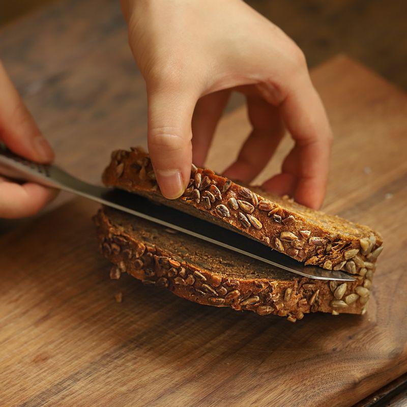 빵은 적당한 두께로 자른 후 반으로 갈라주세요