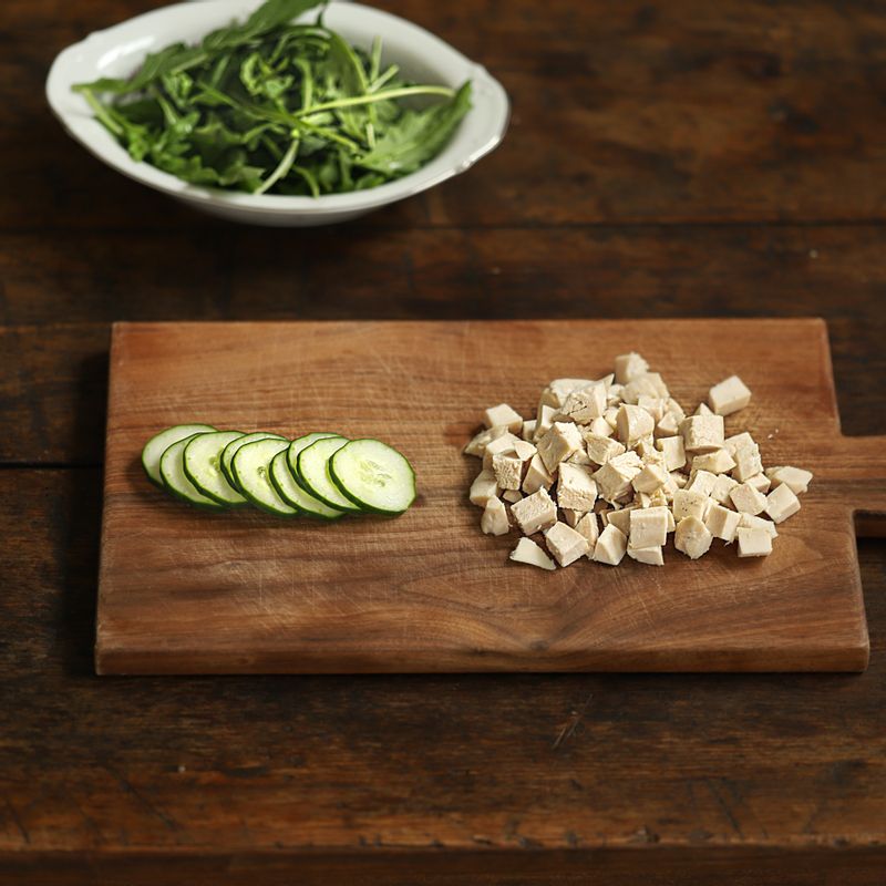 닭가슴살은 다져주세요. 오이는 얇게 슬라이스 해주세요.