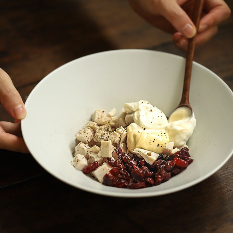 볼에 닭가슴살과 크랜베리를 넣고 소스 재료를 넣어 버무려주세요.