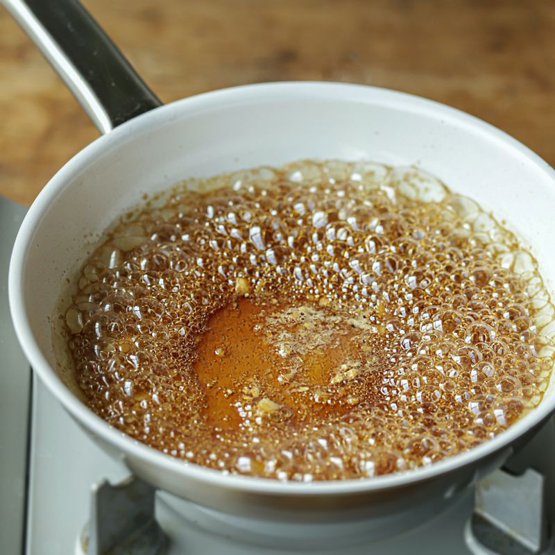 다른 팬에 양념 재료를 넣어 바글바글 끓으면 구운 가지를 넣어 가볍게 섞어주세요.