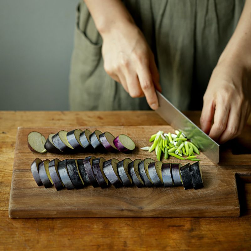 가지는 한 입 크기로 잘라 전분 가루에 가볍게 묻혀주세요. 쪽파는 어슷하게 잘라주세요.