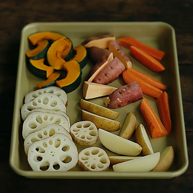 연근과 단호박은 적당한 두께로 슬라이스, 감자와 당근, 고구마는 껍질째 웨지 모양으로 썰고, 가지는 반으로 썰어 3~4등분 해주세요.
(tip. 채소는 기호에 맞게 변경해도 좋아요)