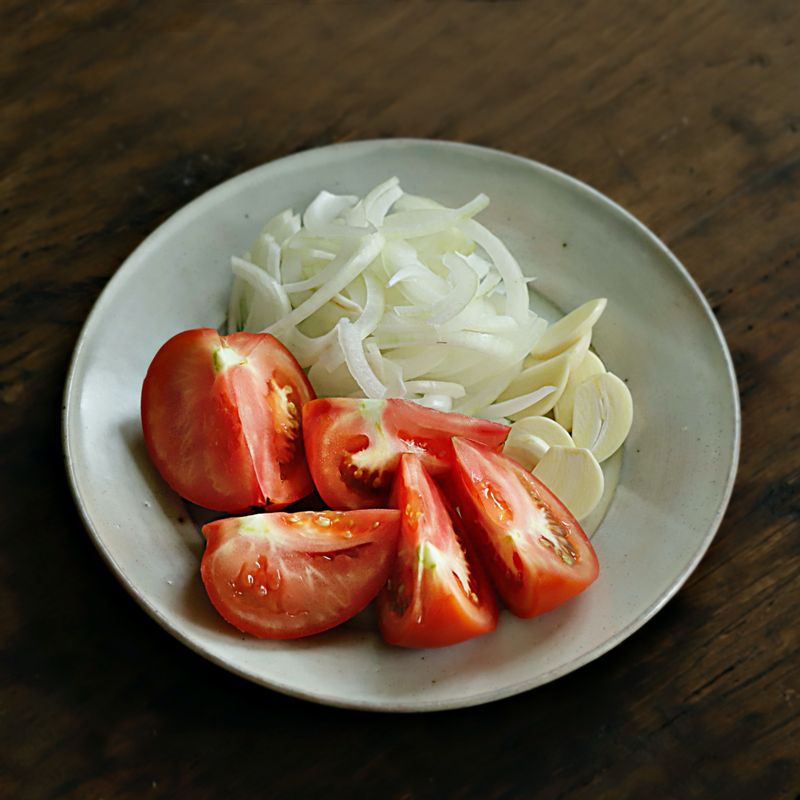 양파는 채를 썰고 토마토는 6등분으로 잘라주세요. 마늘은 편으로 썰어주세요.