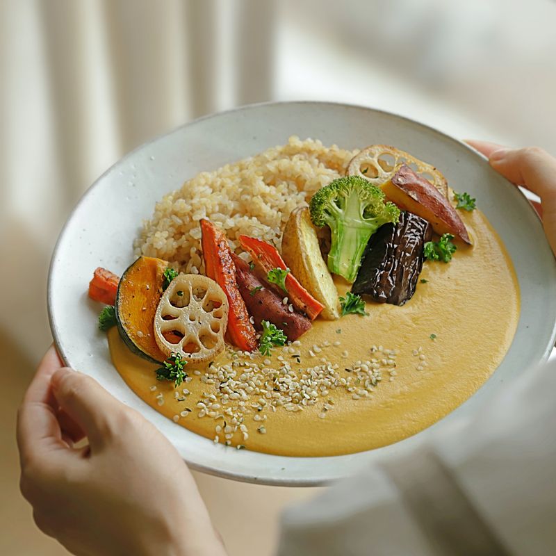 그릇에 밥과 카레를 담고 구운 채소를 올려 맛있게 즐겨주세요.
(tip. 기호에 따라 치아시드, 햄프씨드 등을 뿌려도 좋아요)