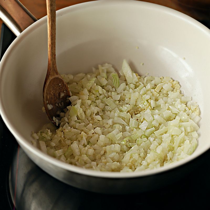 팬에 기름을 약간 두른 후 다진 마늘과 양파를 넣어 볶아주세요.