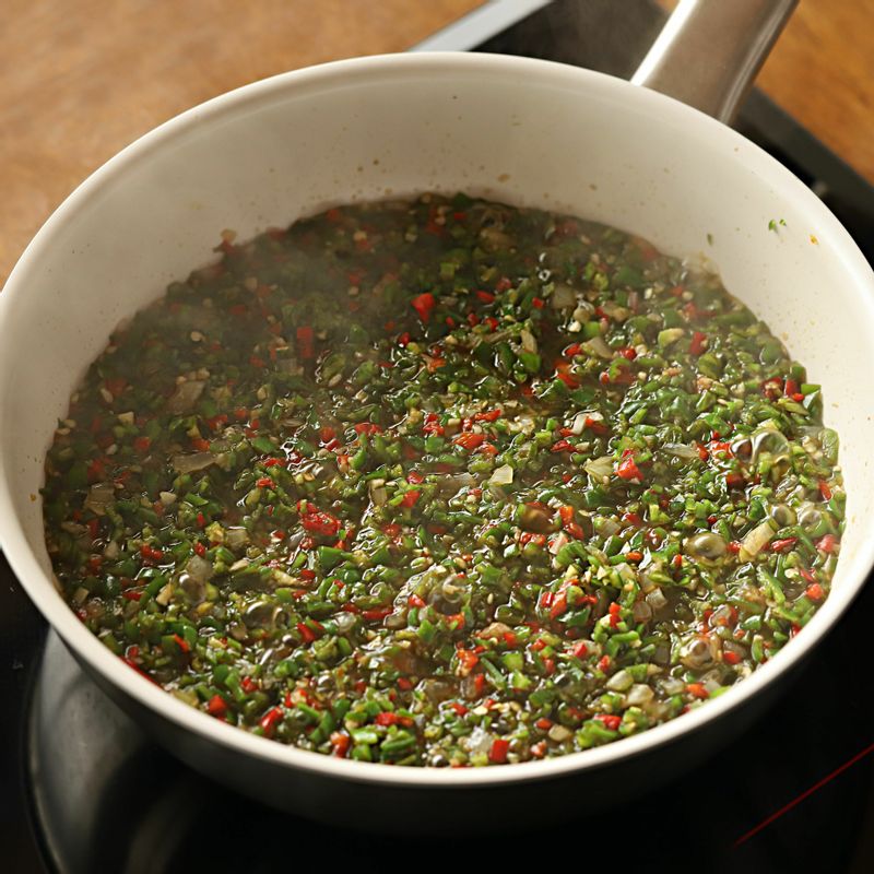 마늘향이 올라오면 다진 고추를 넣어 볶다가 양념 재료를 넣고 자작하게 끓여주세요.