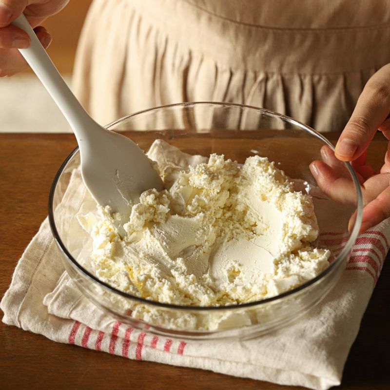 볼에 크림치즈를 담은 후 주걱으로 부드럽게 풀어주세요.