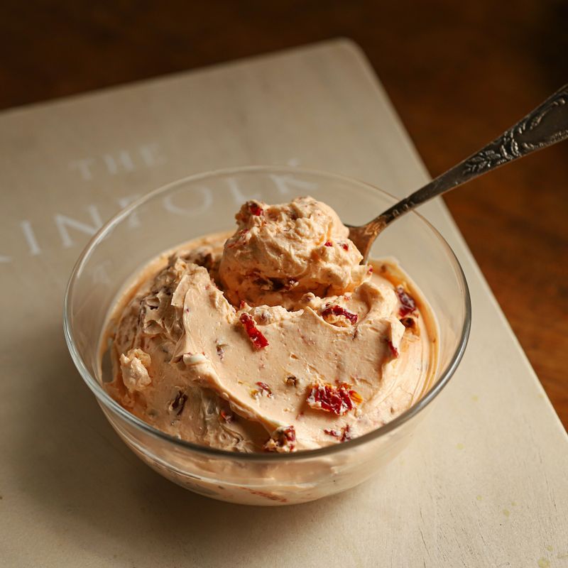 베이글이나 크래커 등에 기호에 따라 크림치즈를 발라 맛있게 즐겨주세요.
(기호에 따라 토마토 크림치즈+바질페스토 등 추가로 어울리는 재료를 넣어 만들어드시면 더욱 맛있게 즐기실 수 있어요)