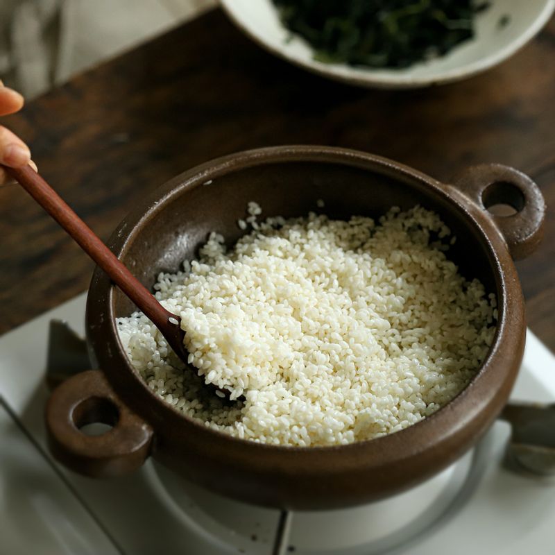 달군 냄비에 들기름을 두르고 불린 쌀을 넣어 볶다가 다시마 육수를 부어주세요. 밑간한 곤드레나물과 새송이버섯을 얹고 뚜껑을 닫아 센 불에서 끓여주세요.