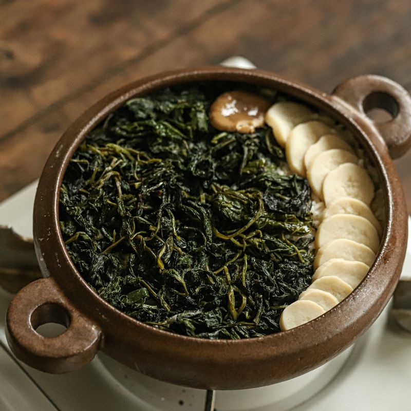 밥물이 끓기 시작하면 불을 약한 불로 줄여 15분 정도 익혀주세요.