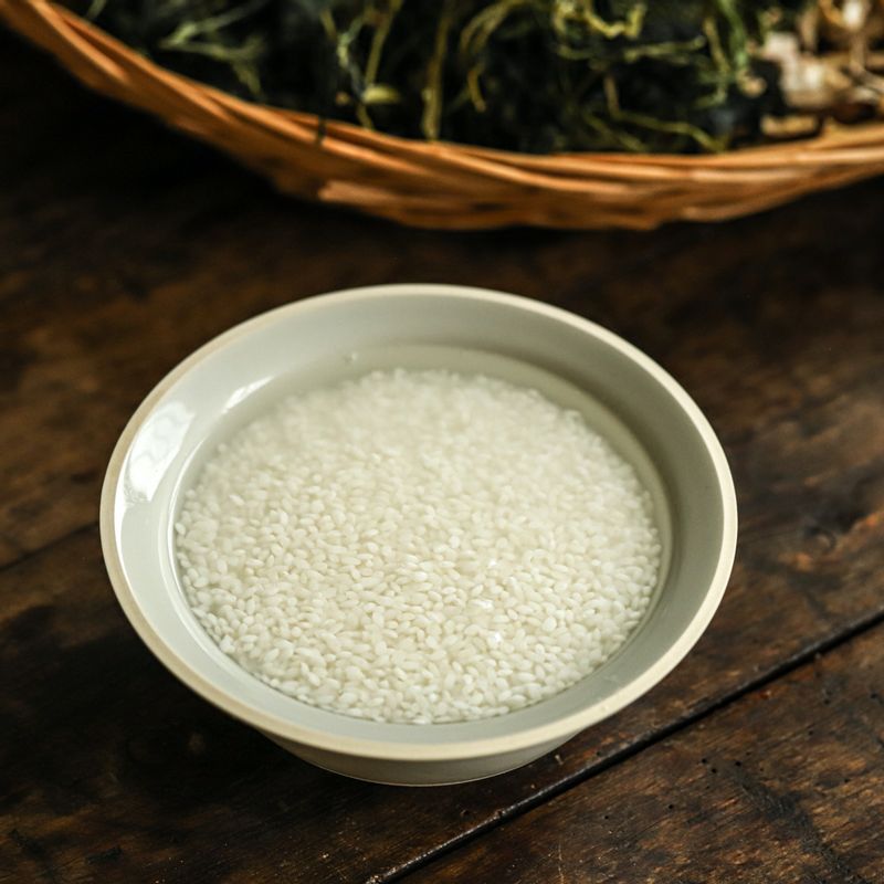 쌀은 깨끗이 씻어 30분 정도 불려주세요.