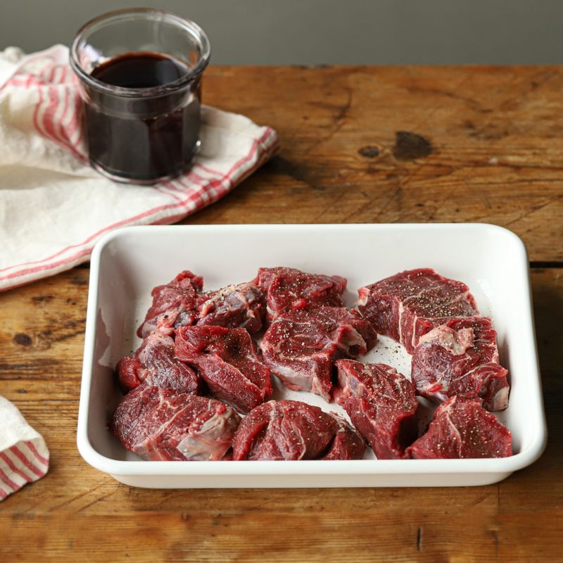 쇠고기는 키친타월로 핏기를 닦은 후 사방 6~7cm 크기 정도로 큼지막하게 자르고 소금, 후춧가루를 뿌려 밑간해 주세요.