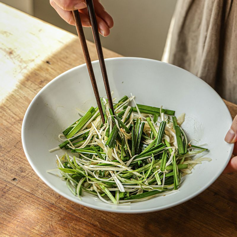파채와 양파, 부추를 무침 소스를 넣어 가볍게 섞고 묵은지 또는 명이나물 등을 곁들여 맛있게 즐겨주세요.