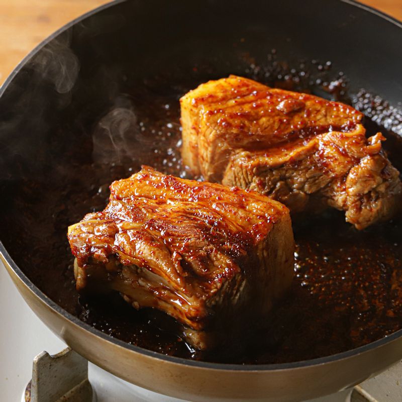 팬에 조림장 재료를 넣고 팔팔 끓으면 삶은 삼겹살을 넣은 후 앞뒤로 뒤집어 가며 윤기나게 조려주세요.