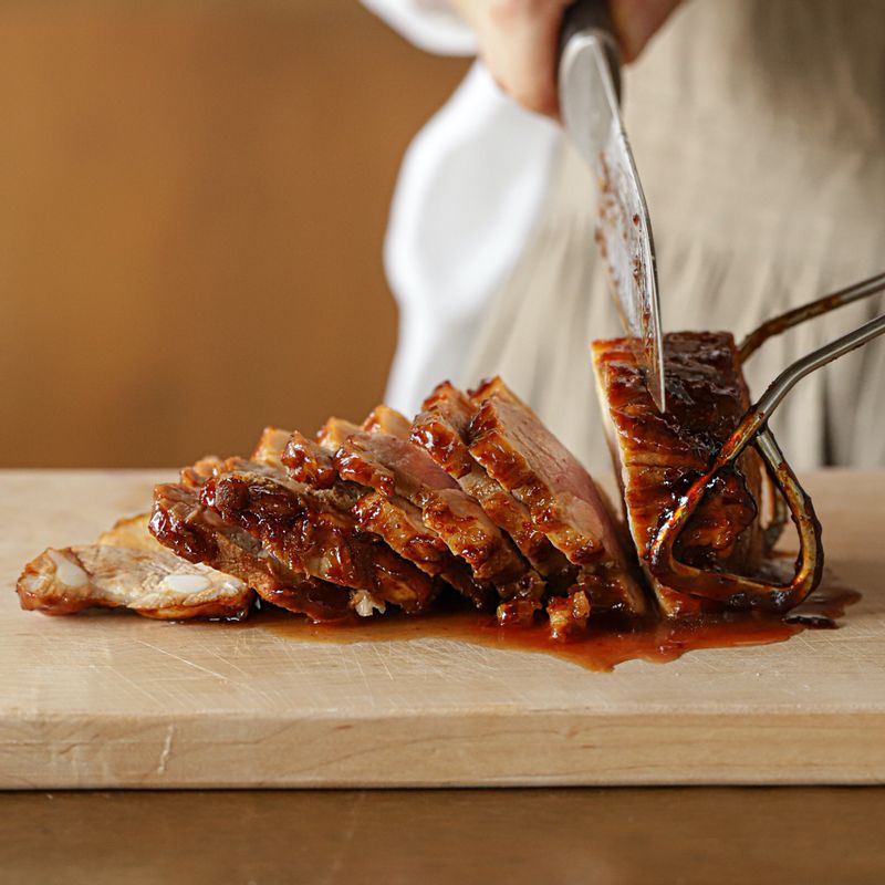 고기를 먹기 좋게 한 입 크기로 썰어 접시에 담아주세요.