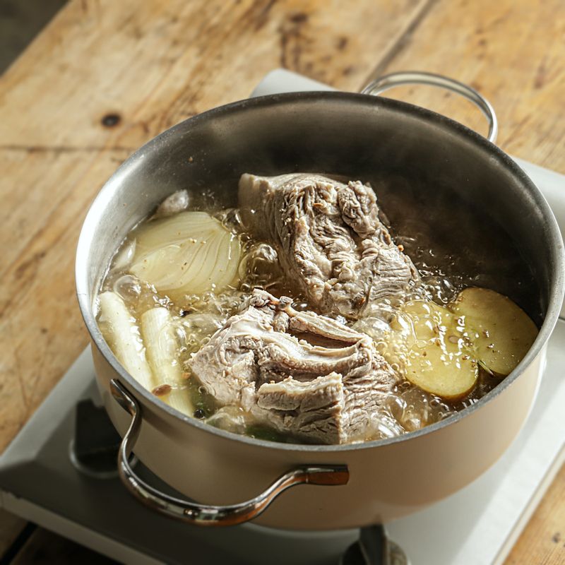 냄비에 물과 삶는 물 재료를 넣고 끓어오르면 삼겹살을 2등분해서 넣은 후 1시간 정도 삶아주세요.