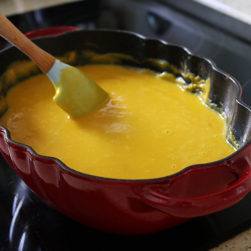 생크림, 올리고당, 소금, 후추를 넣고 2~3분간 더 끓이면서 농도와 간을 조절합니다.