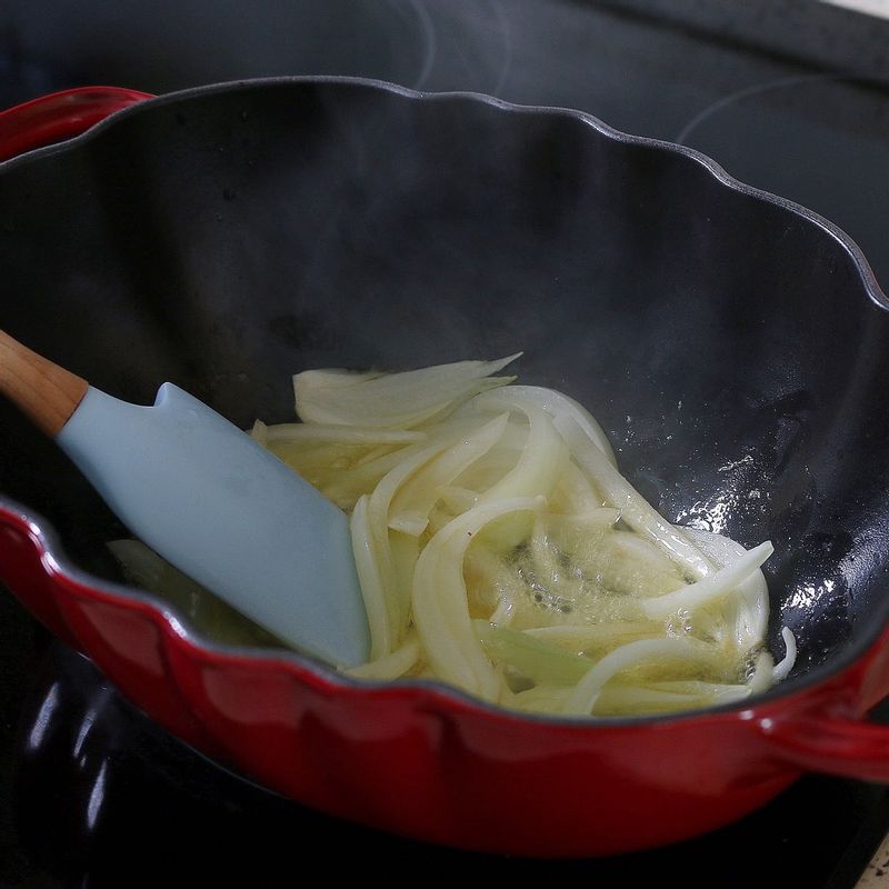 달군 냄비에 버터를 녹인 후 양파를 먼저 볶다가 투명해지면 단호박, 감자를 넣고 소금으로 간을 해 3분정도 볶아주세요.