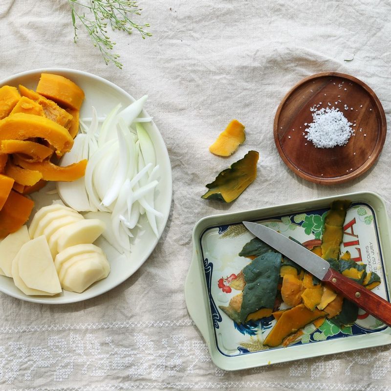 단호박, 감자는 껍질을 제거해 잘게 썰고 양파는 채를 썰어 준비해주세요.
(단호박은 전자렌지에 3분정도 돌리거나, 김오른 찜통에 넣어 5분간 쪄낸 후 껍질을 제거하면 좀 더 쉽게 단호박 껍질을 벗길 수 있답니다.)