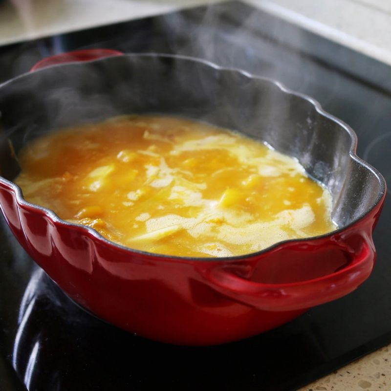 물을 붓고 20분간 중간불로 끓인 후 한 김 식혀서 핸드믹서로 갈아주세요. 우유를 넣고 약한 불에서 5분간 잘 저어가며 끓여주세요.