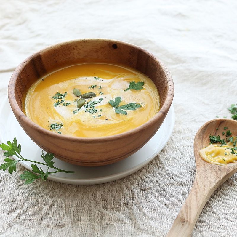 그릇에 담고 가볍게 휘핑한 생크림과 다진 파슬리를 뿌려주세요.
