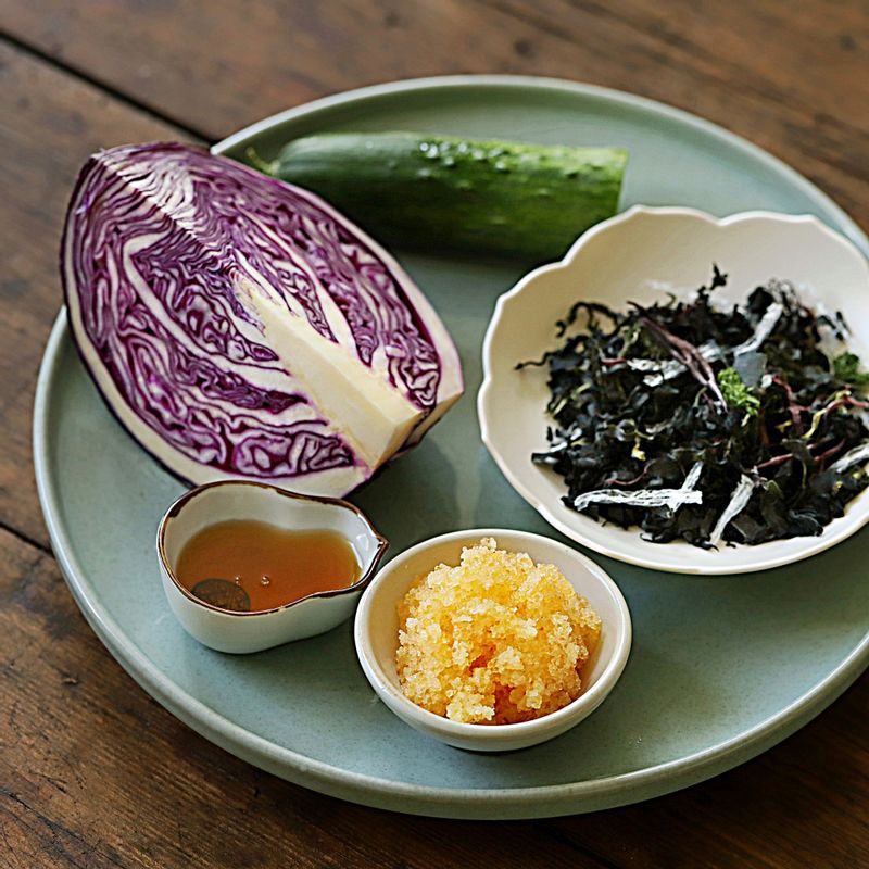 해초 비빔밥을 위한 재료 이미지로 모둠 건 해초,날치알,적양배추,오이,밥 등으로 구성 되어있습니다.